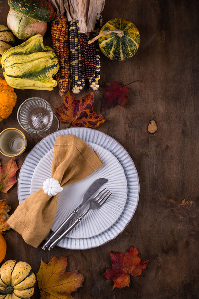 Otoño mesa de Acción de Gracias con calabaza y hojas - Foto, imagen