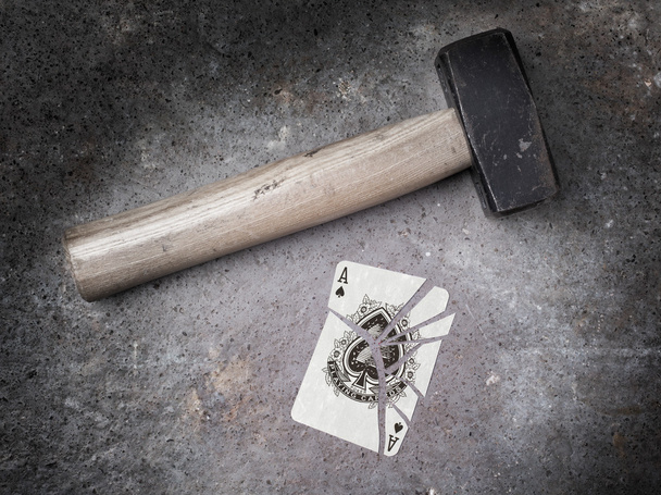 Kalapács egy törött kártya, pikk ász - Fotó, kép