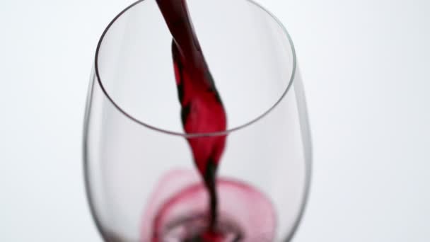 Červené víno nalije do skleněné fotografování s vysokou rychlostí - Záběry, video