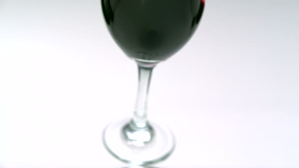czerwone wino rozpryskiwania ze szkła - Materiał filmowy, wideo