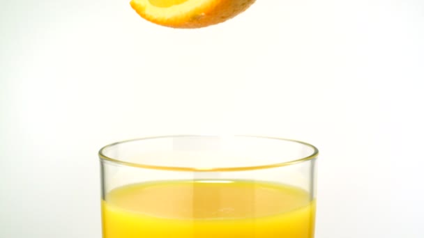 Nalévání pomerančového džusu do skla - Záběry, video