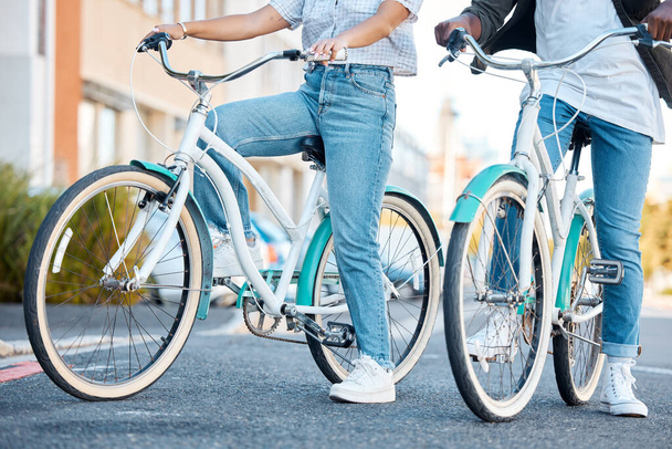 屋外での旅行、運動、または冒険のための都市の通りにカップル、自転車や足。都市のサイクリングツアーや南アフリカでの旅行のための自転車で異人種間の男と女. - 写真・画像