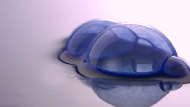 Siniset kuplat veden pinnalla popping
 - Materiaali, video