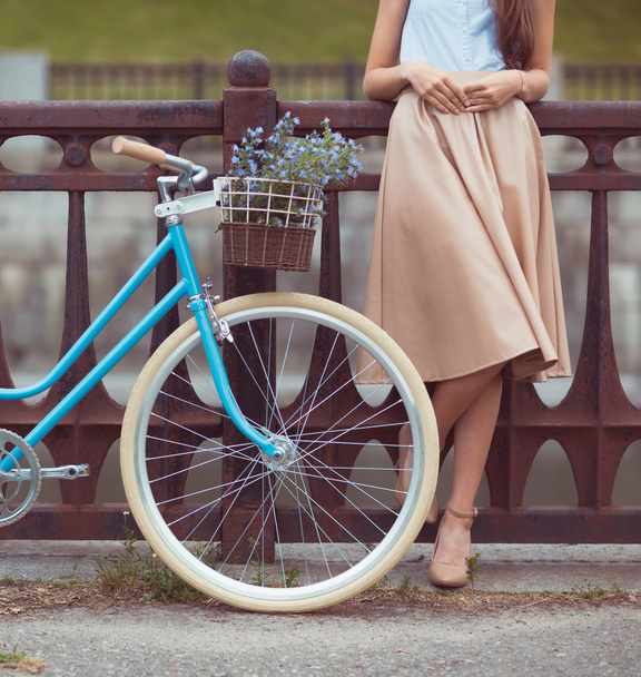 Молода красива, елегантно одягнена жінка з велосипедом
 - Фото, зображення