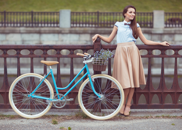 młoda kobieta piękna, elegancko ubrany z rowerów - Zdjęcie, obraz