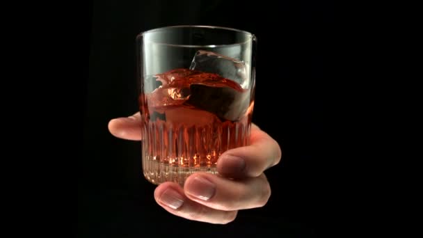 Hand rührt Glas mit Getränken - Filmmaterial, Video