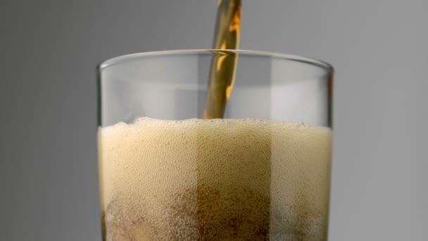 Pouring soft drink into glass - Záběry, video