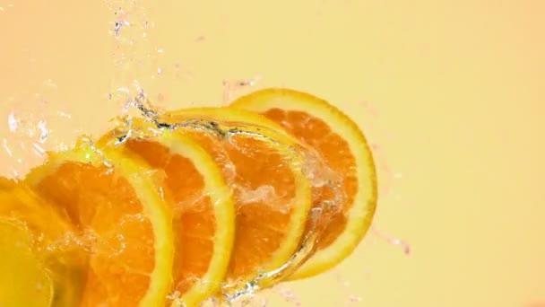 Orangenscheiben in Wasser - Filmmaterial, Video