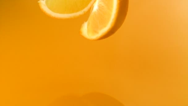 Portakal portakal suyu içine düşen dilimlenmiş - Video, Çekim