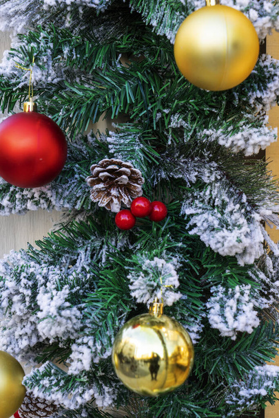 Patrón sin costuras de ramas de árbol de Navidad con bolas. De cerca.
 - Foto, Imagen