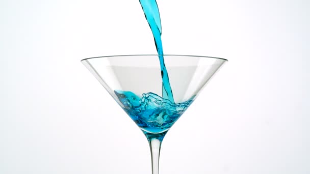 Verter martini azul en vidrio
 - Imágenes, Vídeo