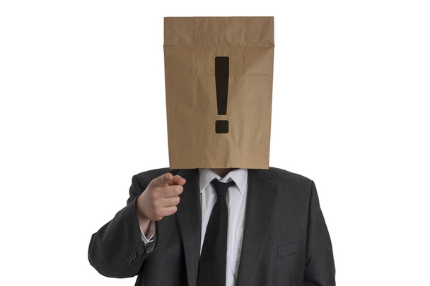 Man met papieren zak met uitroepteken op zijn hoofd te wijzen in - Foto, afbeelding