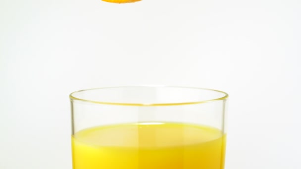 Выливание апельсинового сока в стекло - Кадры, видео
