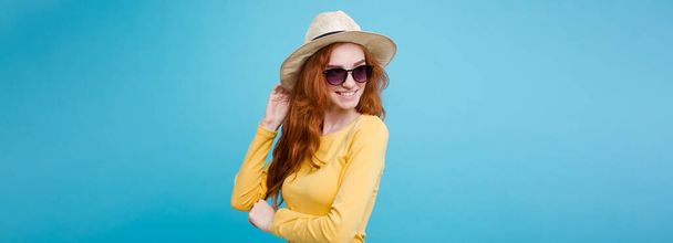 Concetto di viaggio - Close up Ritratto giovane bella ragazza dai capelli rossi attraente wtih cappello alla moda e occhiali da sole sorridente. Sfondo blu pastello. Copia spazio
. - Foto, immagini