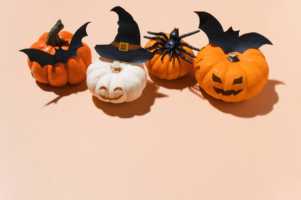 Halloween strony dekoracji - dynie z nietoperzami, pająki i akcesoria kapelusz czarownicy. Pomysł dekoracji Halloween dyni. Kopiuj przestrzeń, blogi, promocja, format kwadratowy, trendy twarde cienie - Zdjęcie, obraz