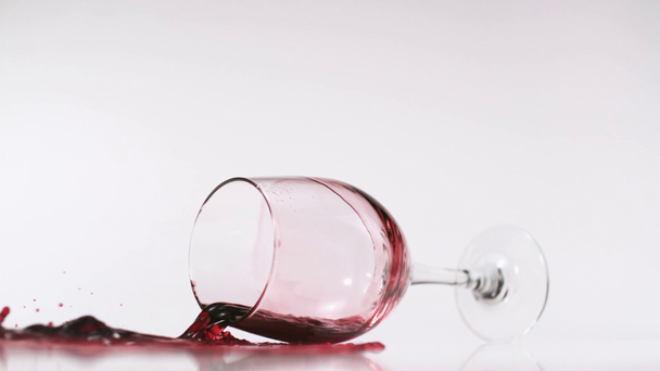 červené víno, stříkající ze skla - Záběry, video