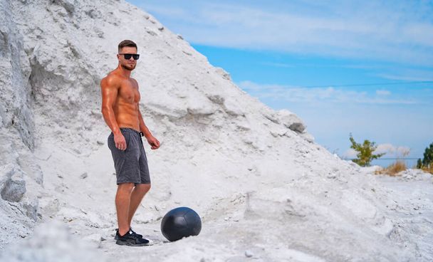 Fitness strong man with athletic body. Muscular handsome man with shirtless training outdoor. - Foto, Bild