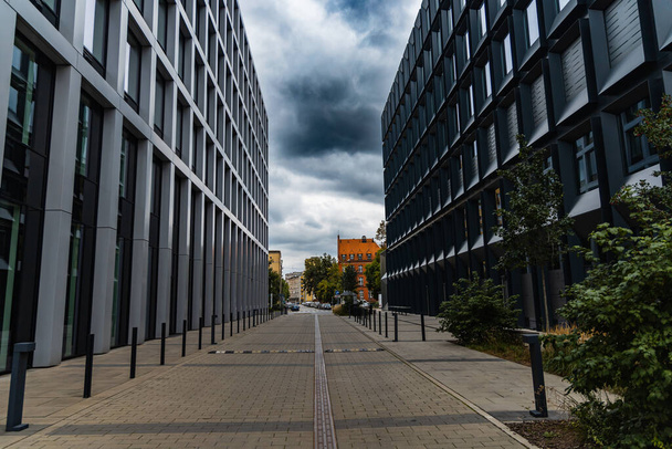 Wroclaw, Πολωνία - Σεπτέμβριος 2021: Κτίρια στην πανεπιστημιούπολη του Τεχνολογικού Πανεπιστημίου Wroclaw - Φωτογραφία, εικόνα