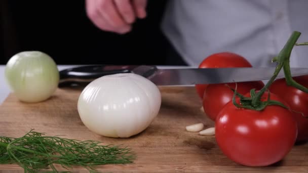 picando cebollas, cocinero picando cebollas con cuchillo - Imágenes, Vídeo