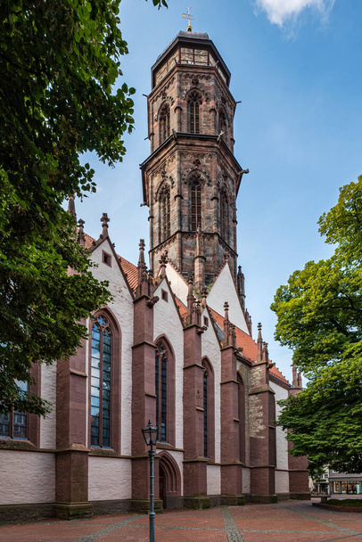 Nave y torre de la iglesia de San Jacobi en Goettingen.  - Foto, Imagen