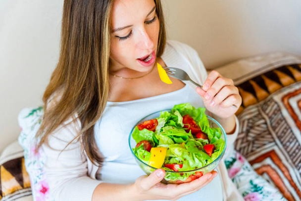 Pregnant woman eating healthy food. Happy pregnancy mother eating nutrition diet salad. Healthy breakfast food concept - Fotoğraf, Görsel