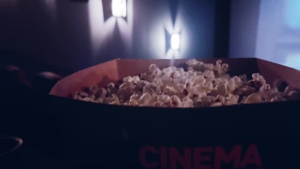Cinema e intrattenimento, popcorn box nel cinema per il servizio di streaming di spettacoli televisivi e produzione cinematografica. Filmati 4k di alta qualità - Filmati, video