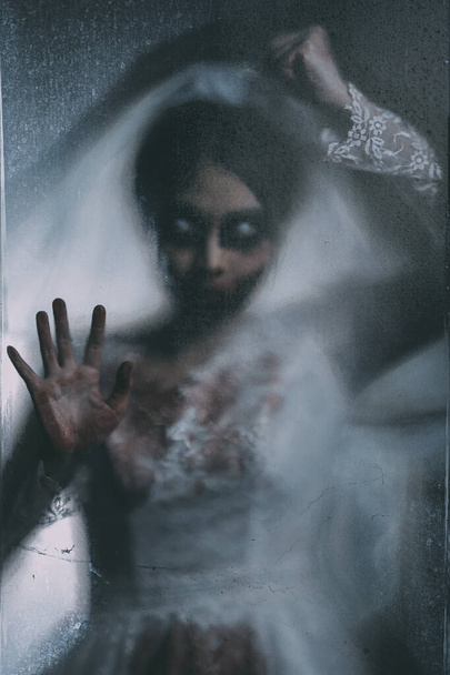 Silueta retrato de mujer asiática maquillaje fantasma novia muerte y sangre el horror es oscuridad miedo horror escena para fondo, Halloween festival concepto. - Foto, imagen