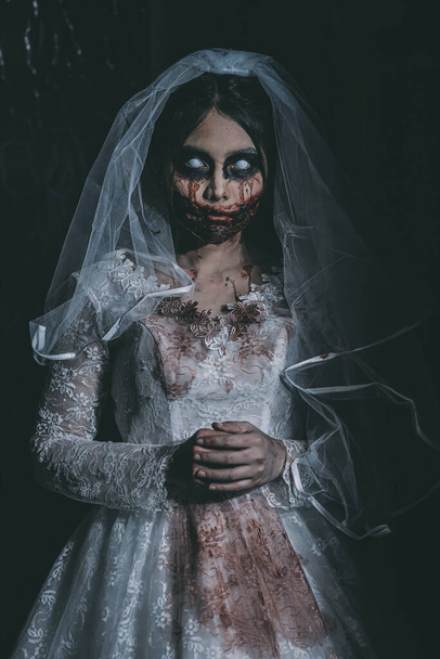 Portrait de femme asiatique maquillage fantôme mariée mort et sang l'horreur est obscurité effrayant scène d'horreur pour arrière-plan, concept de festival d'Halloween - Photo, image