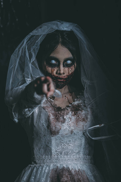 Portret van Aziatische vrouw make up geest bruid dood en bloed de horror is duisternis eng horror scène voor achtergrond, Halloween festival concept - Foto, afbeelding