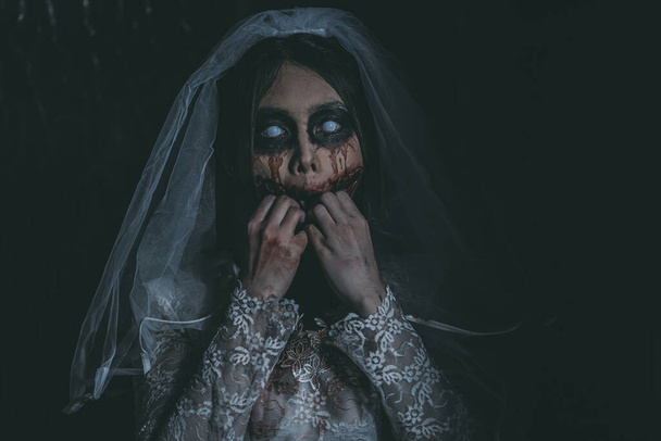 Portrait de femme asiatique maquillage fantôme mariée mort et sang l'horreur est obscurité effrayant scène d'horreur pour arrière-plan, concept de festival d'Halloween - Photo, image