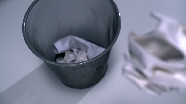 押しつぶされた紙をゴミ箱に投げ - 映像、動画