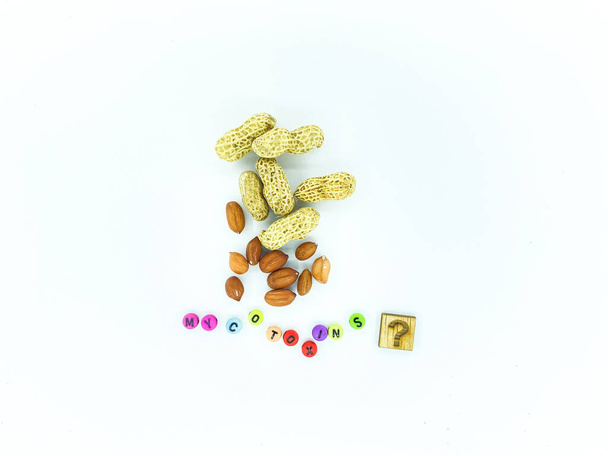 Peanuts, Mykotoxine und ACNE. Nutzen und Nebenwirkungen für die Gesundheit.  - Foto, Bild