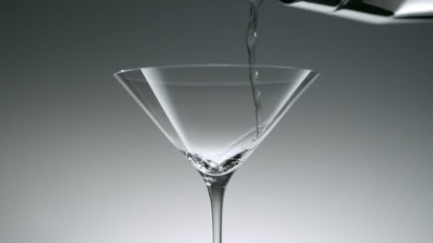 Nalil do sklenice martini koktejl - Záběry, video