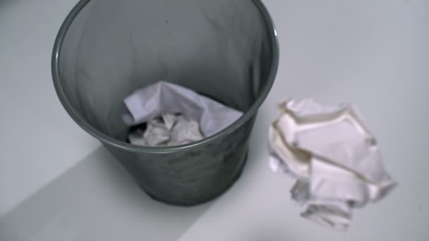 Ezilmiş kağıt çöp tenekesine savurma - Video, Çekim