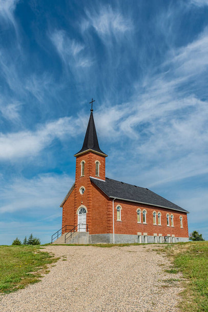Cielo azul y nubes sobre la iglesia luterana de St. Johns en Edenwold, cerca de Regina, SK - Foto, imagen