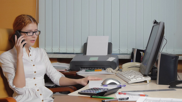 Liikealan nainen työskentelee toimistossa
 - Materiaali, video