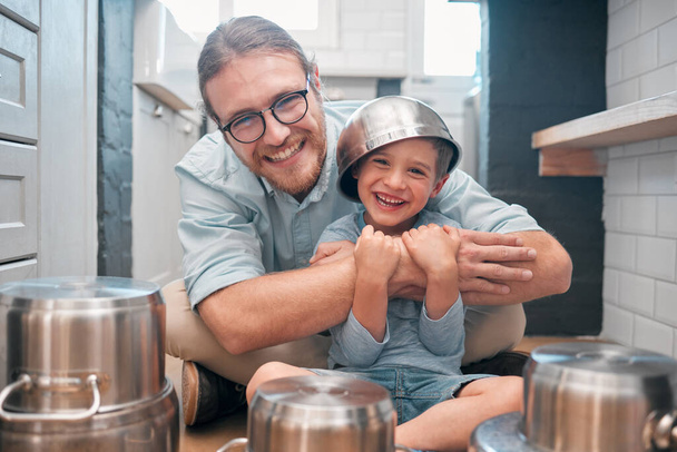Sonríe, sonríe, sonríe a tu mente tan a menudo como sea posible. un padre y un hijo en la cocina - Foto, imagen