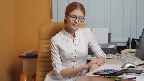 επιχείρηση γυναίκα που εργάζεται στο γραφείο - Πλάνα, βίντεο