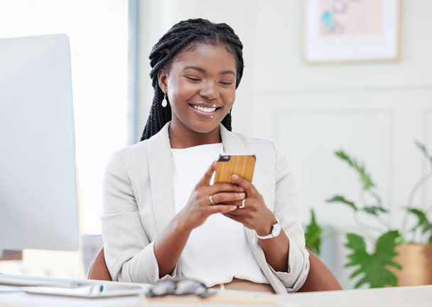 Internetowy świat wzywa. piękna afrykańska bizneswoman za pomocą smartfona, aby wysłać tekst - Zdjęcie, obraz
