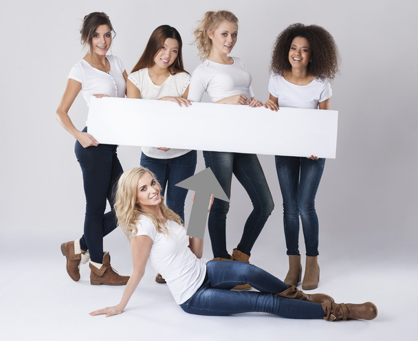 Mulheres segurando placa branca vazia
 - Foto, Imagem