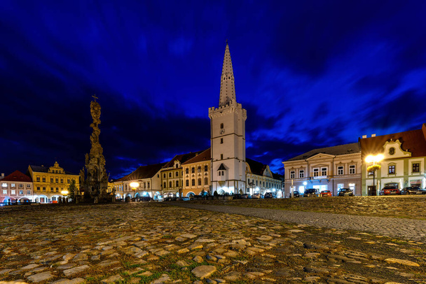 Νυχτερινή φωτογραφία της τσεχικής ιστορικής πόλης Kadan - Czech Republic, Europe - Φωτογραφία, εικόνα