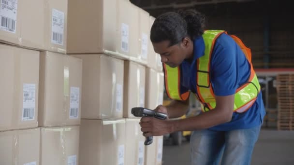 Молодой человек сканирует штрих-код в упаковке коробки с транспортировкой и распределением на складе на заводе, персонал работает и проверяет грузовые, логистические и грузовые, промышленная концепция. - Кадры, видео