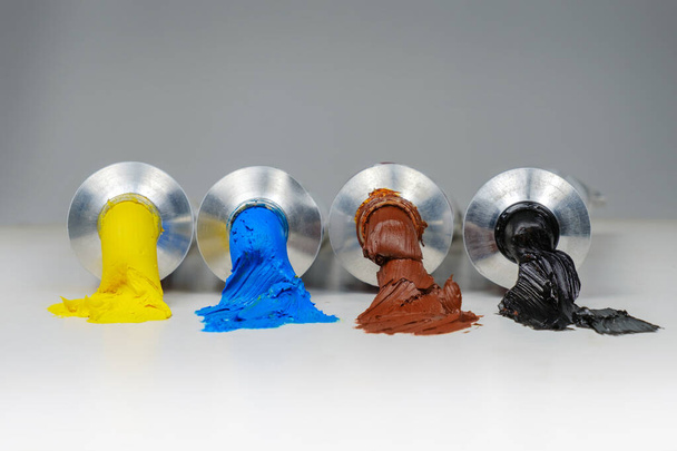 Набір відкритих різнокольорових масляних фарбних трубок
 - Фото, зображення