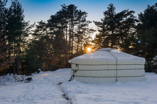 Frankrijk. Alpes-de-Haute-Provence (04), Eoulx. Yurt in een besneeuwde bij zonsondergang - Foto, afbeelding