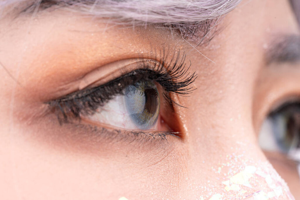 La pupilla di un occhio con contatti colorati - Foto, immagini