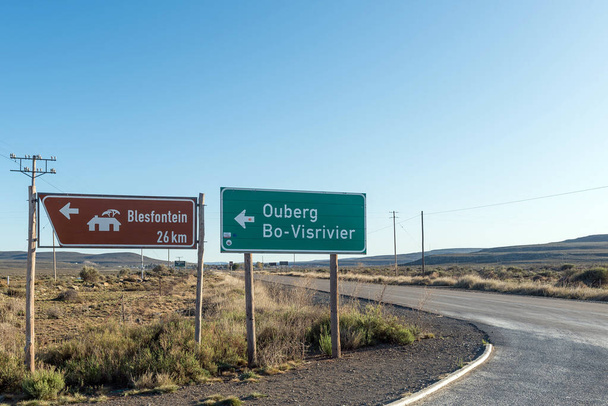 Indicaciones direccionales en el desvío de la carretera R354 a Ouberg Pass cerca de Sutherland en la Provincia del Cabo Norte - Foto, imagen