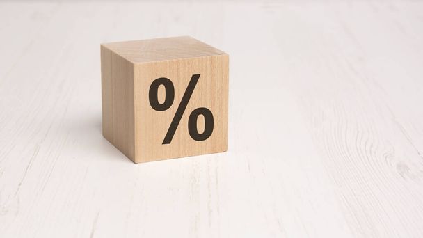 ξύλινος κύβος με ένδειξη τοις εκατό σε λευκό φόντο. χώρος για κείμενο. - Φωτογραφία, εικόνα