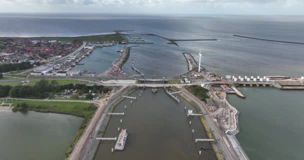 Будівництво Afsluitdijk на насосних станціях нові шлюзи і A7 поблизу Ден Овер, Корнвердерзанд і Цюрих. Приготуватися до відправки, велосипедистів на дорогах і ходунків. Повітряний дрон. - Кадри, відео