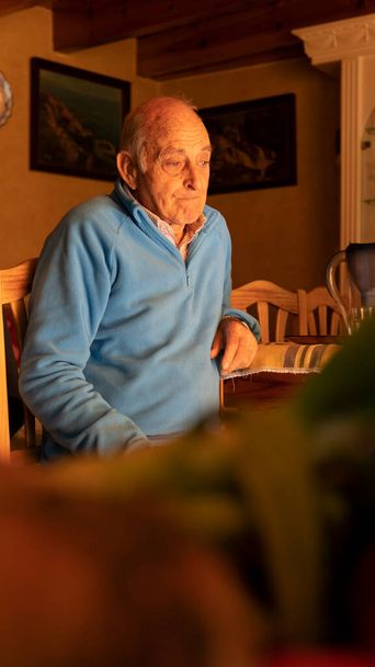 Vecchio che pensa con camicia blu, nonno, uomo anziano, pensionati, indoor - Foto, immagini