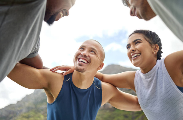 Believe in your abilities and you will do well. a group of sporty young people standing together in a huddle while exercising outdoors - Foto, Imagem